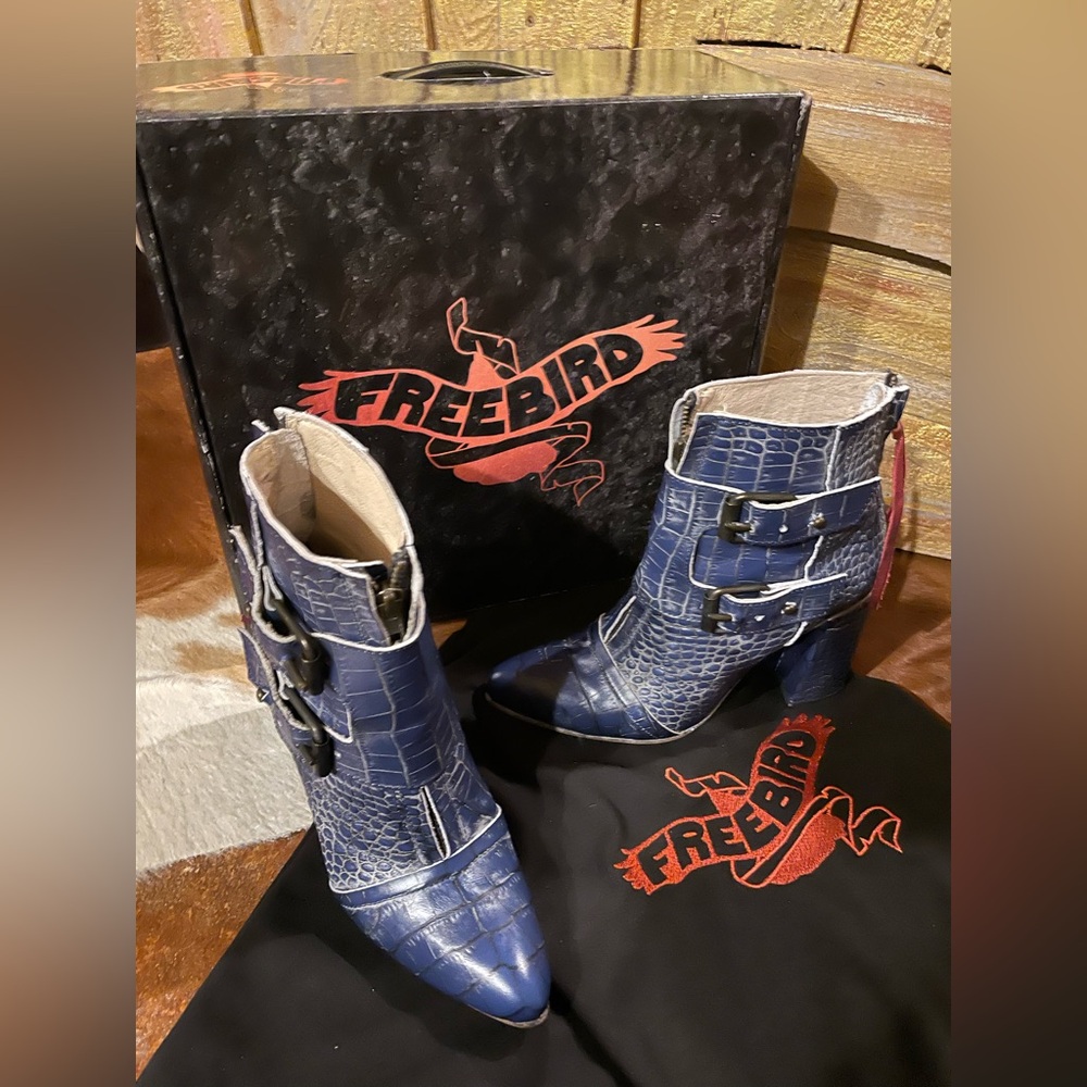 FREEBIRD BY STEVEN Joey Navy Crocodile Embossed Leather Finish Ankle Boots Sz 8